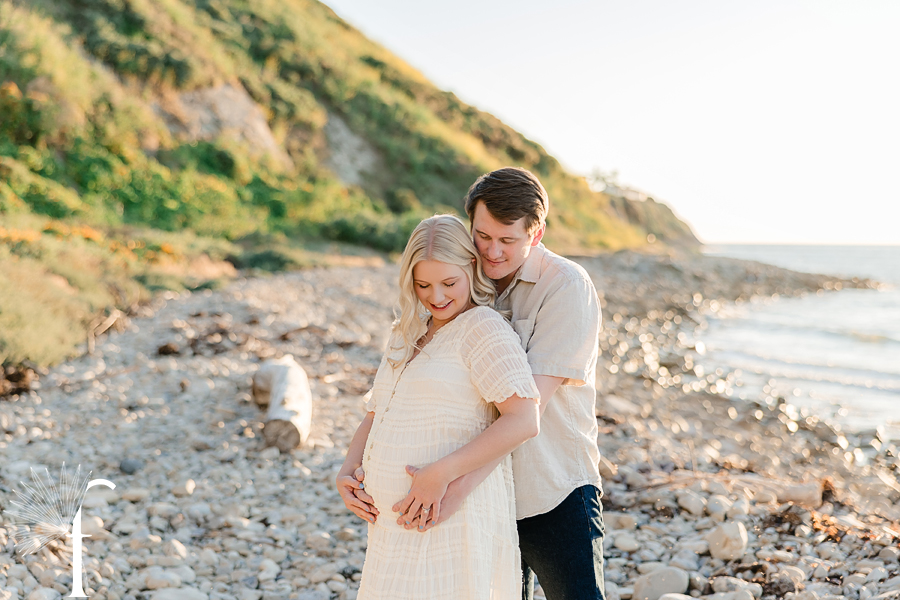 RAT Beach Maternity Portraits | Janessa & Ryan