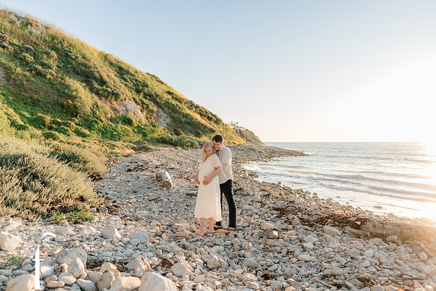 RAT Beach Maternity Portraits | Janessa & Ryan