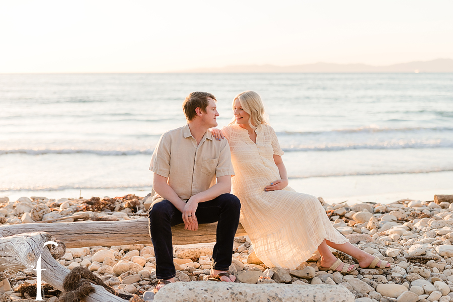 RAT Beach Maternity Portraits | Janessa & Ryan